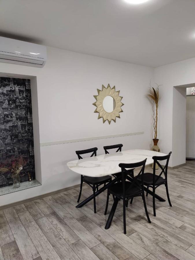 יירבאן Modern Apartment In The Center With The View Of The Majestic Ararat מראה חיצוני תמונה